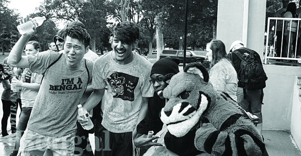 Despite the rain, new students participated in the traditional March thru the Arch event on August 24.