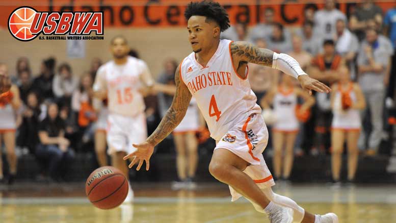 Sam Dowd dribbles the ball.