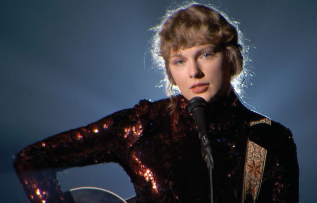 Taylor Swift, blue background, holding a guiatr and singing in mic