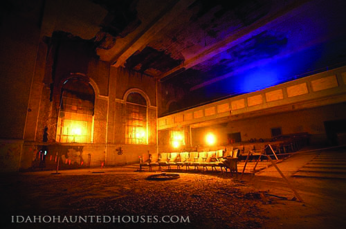 FIVE HORRIFYING HAUNTED HOUSES O VISIT THIS HALLOWEEN