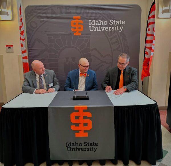 President Wagner Signs Resolution Reaffirming Research as Part of ISU’s Mission